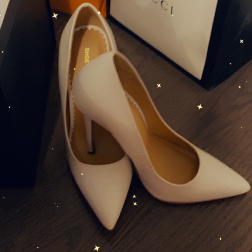 Brand new white shoes size 6